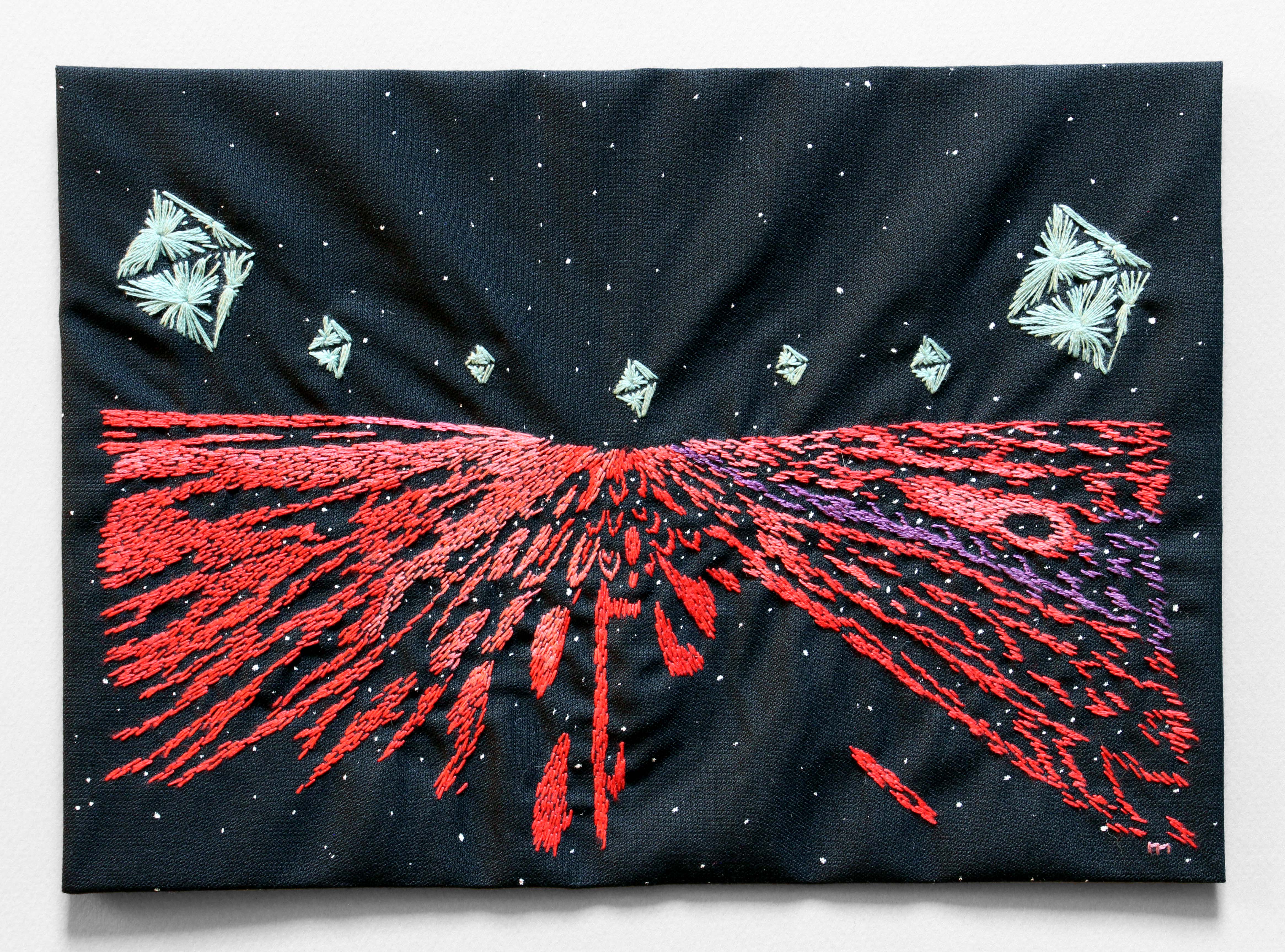  / Broderie d’après une scène tirée du film *2001: A Space Odyssey* de Stanley Kubrick. Œuvre de l’artiste Marine Beaufils.