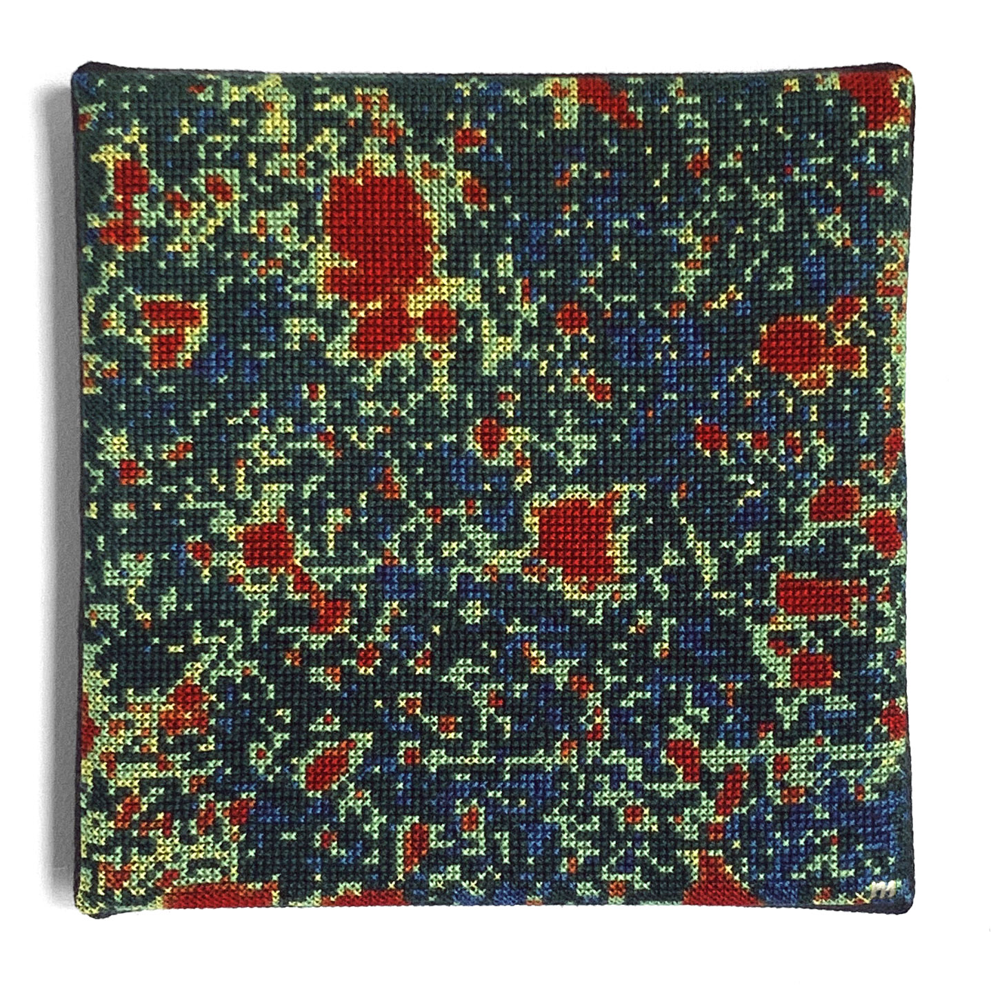  / Représentation brodée au point de croix de galaxies et étoiles lointaines, d’après une prise de vue de Hubble. Œuvre de l’artiste Marine Beaufils.