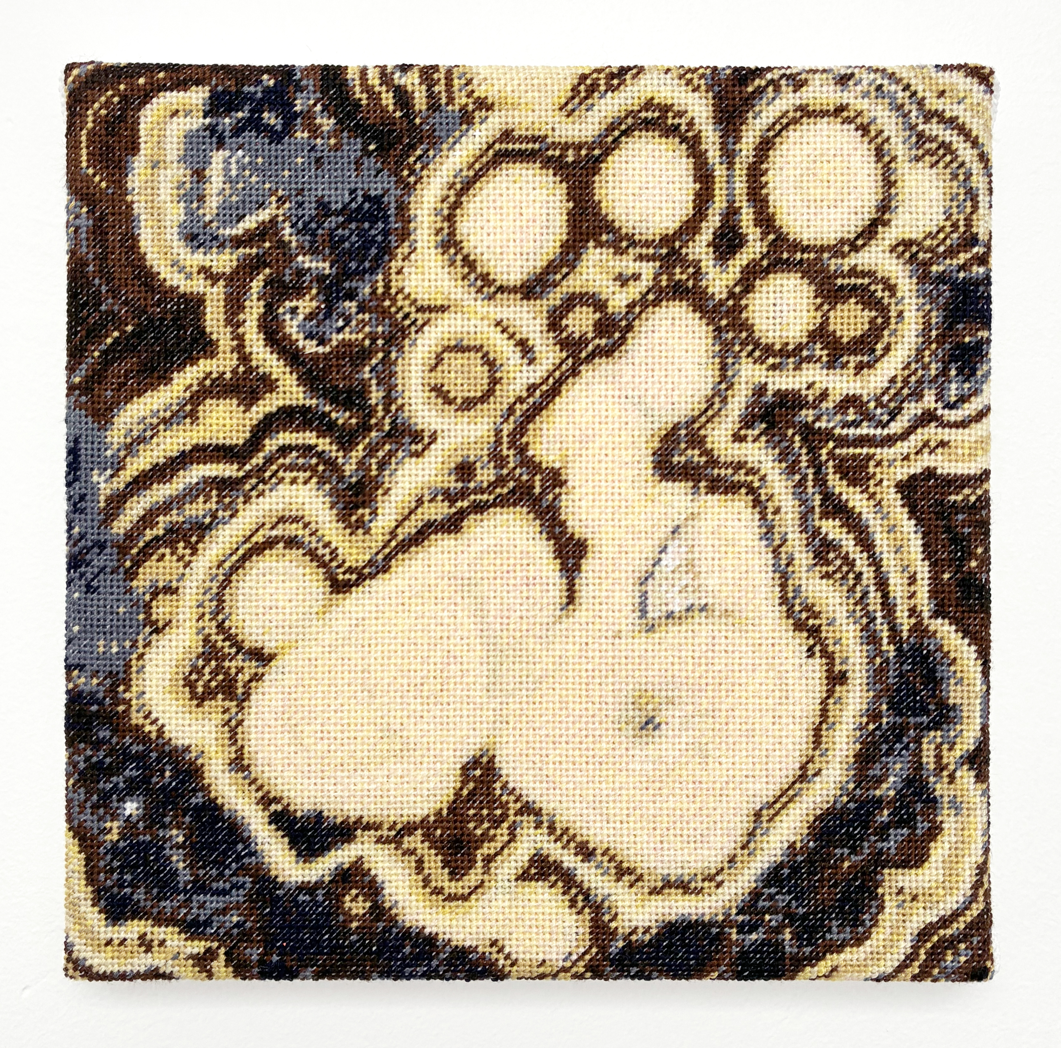  / Représentation brodée au petit point d’une coupe de minéral schalenblende. Œuvre de l’artiste Marine Beaufils.