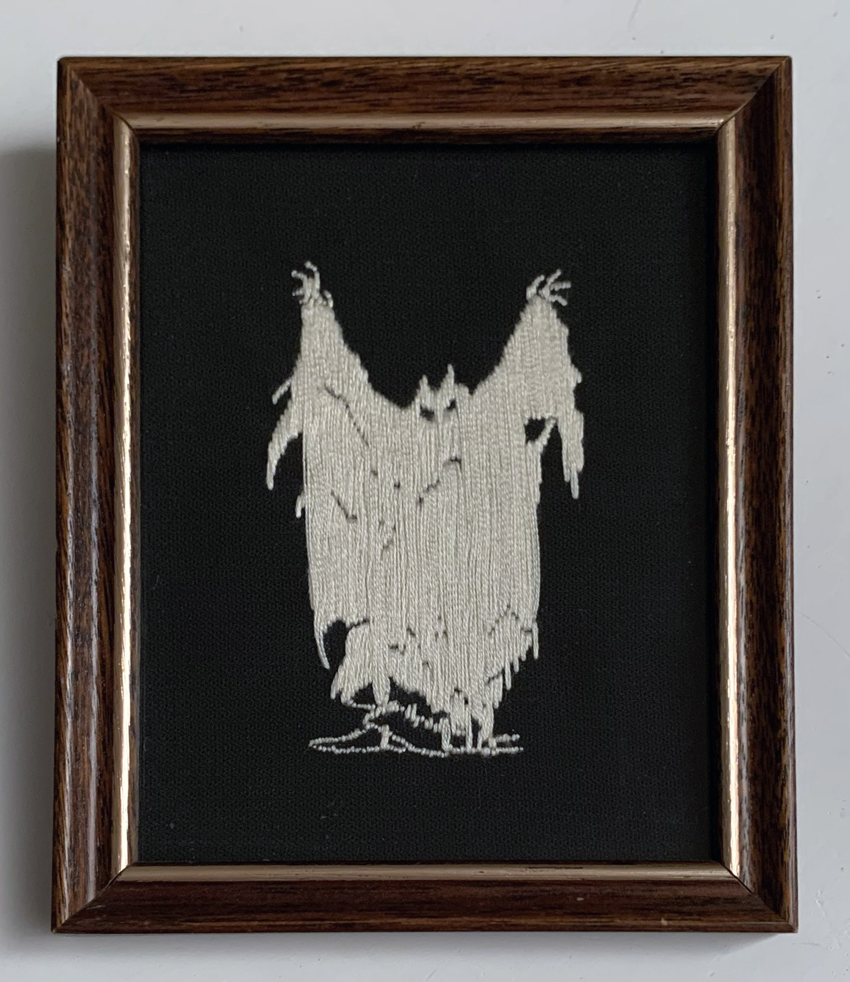  / Broderie libre d’après une illustration de vampire (peut-être Thuringwethil) tirée du Jeu de rôle des Terres du Milieu. Œuvre de l’artiste Marine Beaufils.
