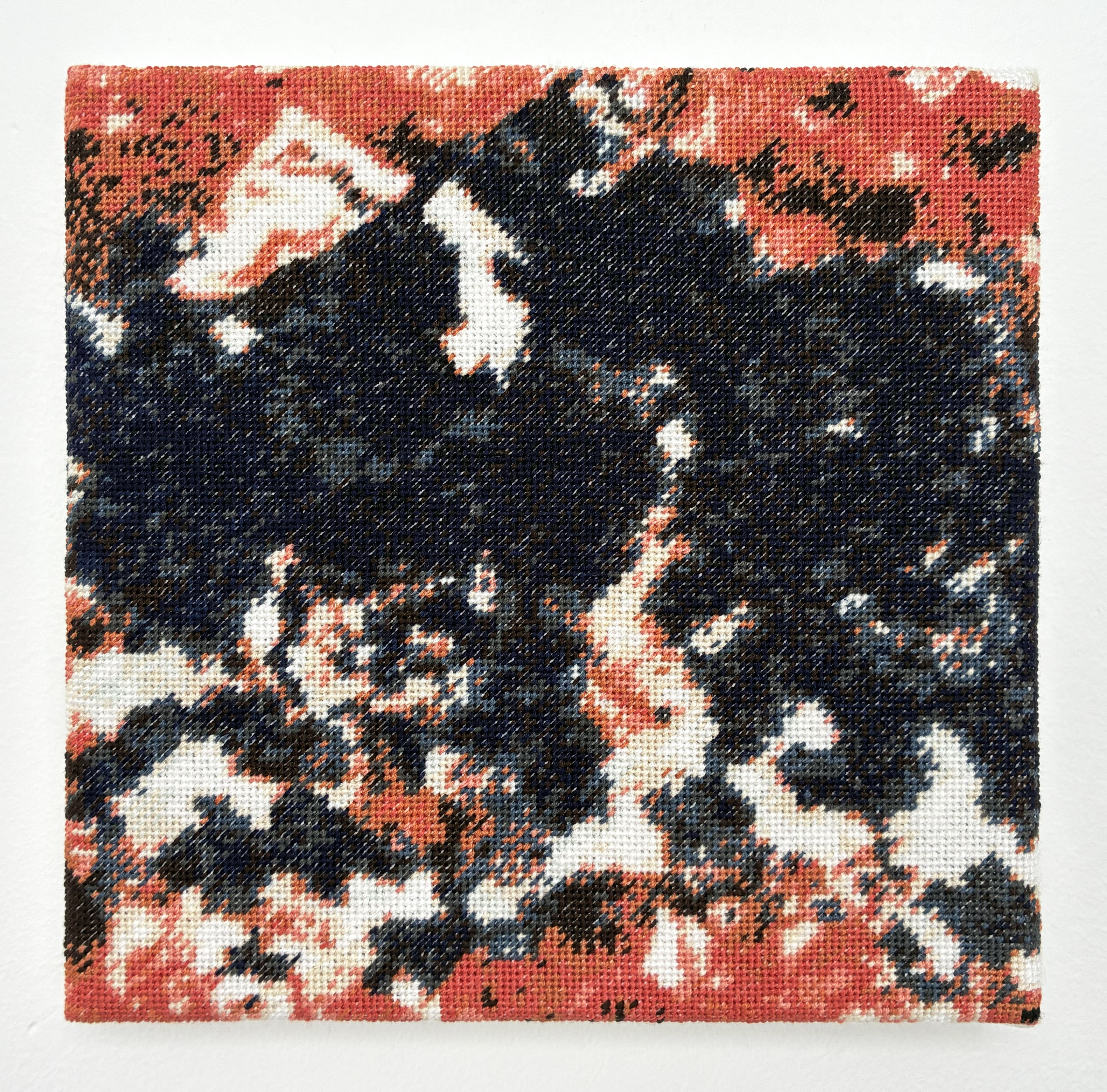  / Représentation brodée au petit point d’une coupe de minéral toyohaite. Œuvre de l’artiste Marine Beaufils.