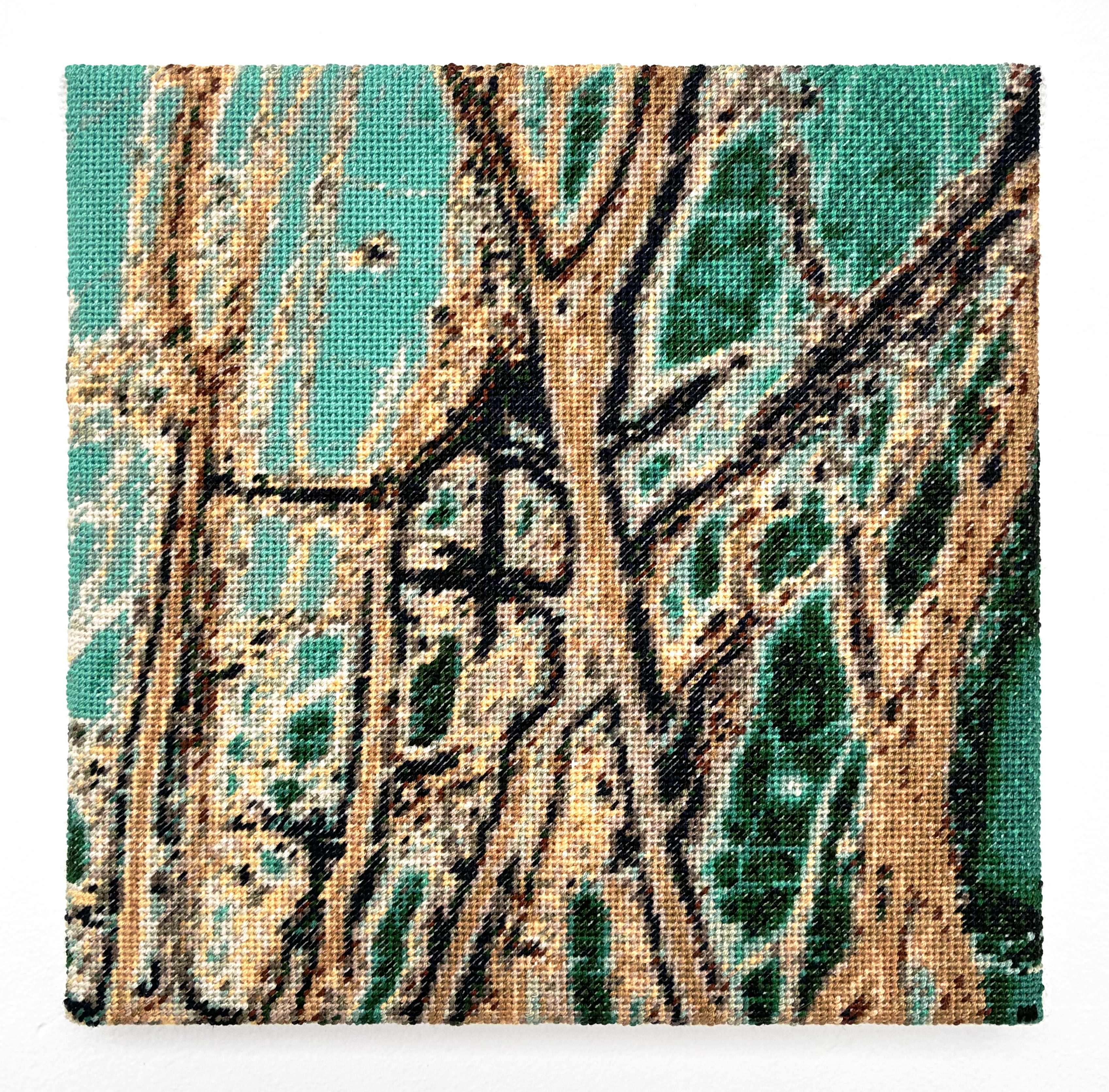  / Représentation brodée au petit point d’une coupe de minéral variscite. Œuvre de l’artiste Marine Beaufils.